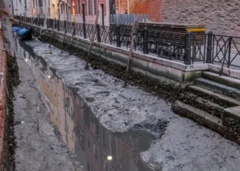 Venedik’te kanallar kurudu