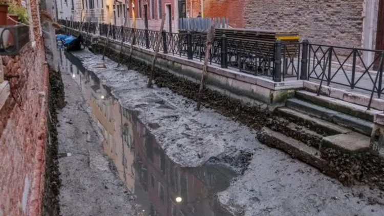 Venedik’te kanallar kurudu