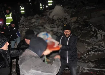 Hatay’da 2 çocuk enkazdan sağ olarak kurtarıldı