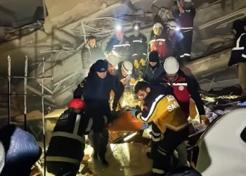 İskenderun’da enkazdan biri çocuk dört kişi kurtarıldı