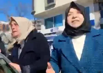 AKP’li eski vekil depremzedeleri de ‘şov’un parçası olmakla suçlamış!