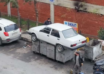 İşyerinin önüne park edilen aracı çöpe attı