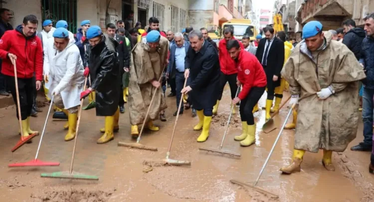 Destici klasiği! Çekpasla sokak temizledi