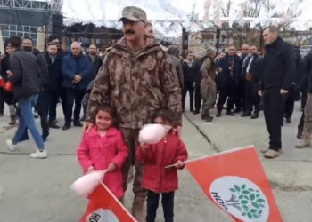 Hakkari emniyet müdürü, Nevruz’a katılan çocuklara pamuk şeker dağıttı