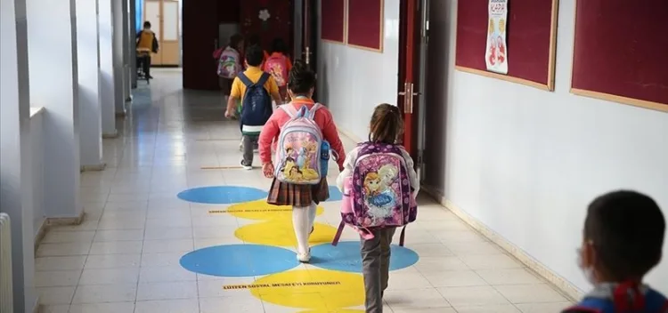 Bakan Özer duyurdu: Nisanda bir hafta ara tatil