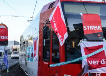 Almanya’da grev yüzünden toplu ulaşım kullanılamayacak