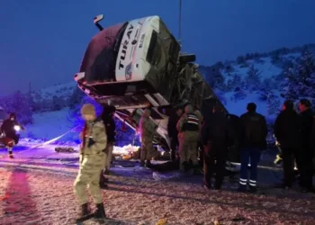 Erzincan’da yolcu otobüsü devrildi: İki ölü, 21 yaralı