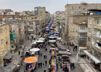 Ağır hasarlı bina önünde semt pazarı!