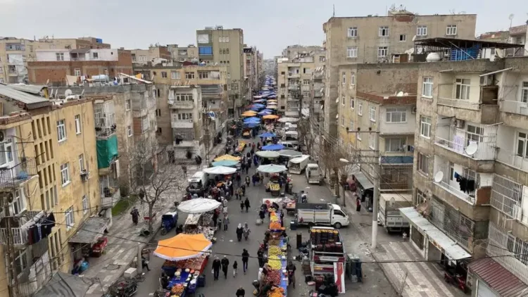 Ağır hasarlı bina önünde semt pazarı!