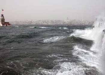 İstanbul’da vapur seferlerine lodos engeli