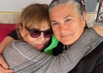 Sanatçı Sezen Aksu, Hatay’da Ali İsmail Korkmaz’ın annesini ziyaret etti