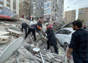 Urfa’da ağır hasarlı olan 6 katlı bir bina çöktü