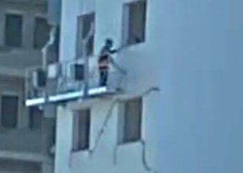 Çatlakları sıvayla kapatan şirket, deprem konutları inşa edecek