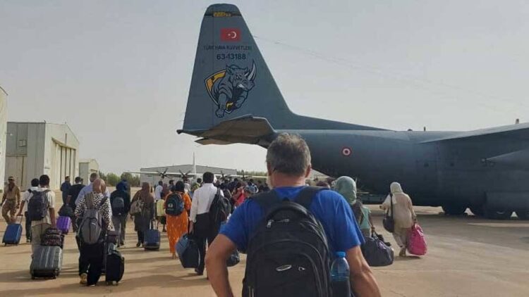 Sudan’da Türkiye’nin tahliye uçağına ateş açıldı