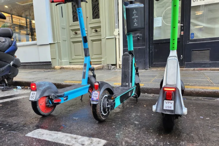Paris, kiralık e-scooter’ları yasaklayan ilk şehir oldu
