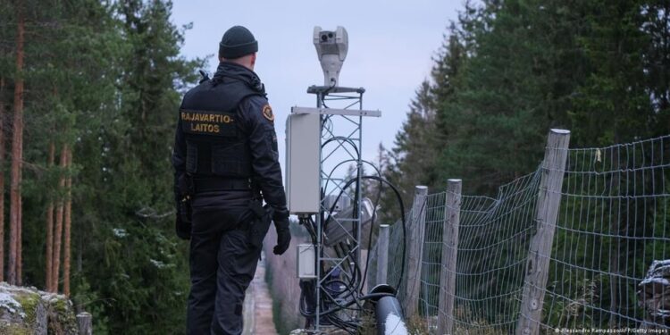 Finlandiya Rusya sınırına çit çekmeye başladı