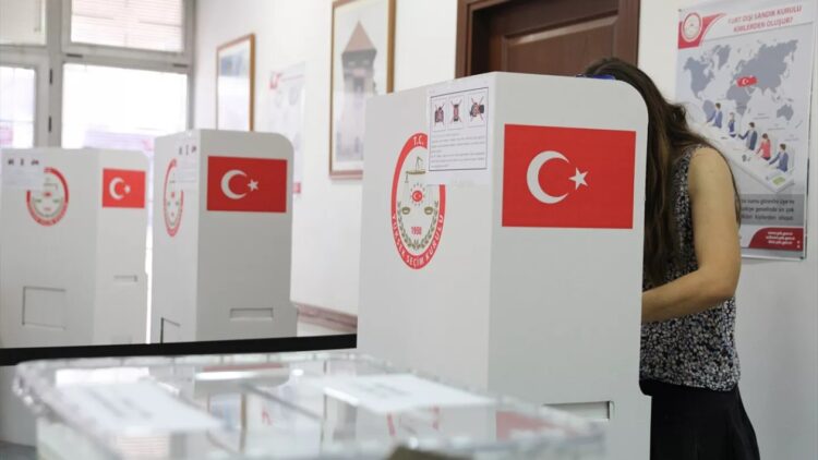 Yurt dışında oy kullananların sayısı 1,5 milyonu geçti