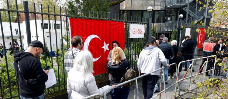 Yurt dışında 1,6 milyon seçmen oy kullandı