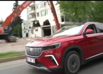 Yıkılmış kentte Togg’la Erdoğan’a oy istedi