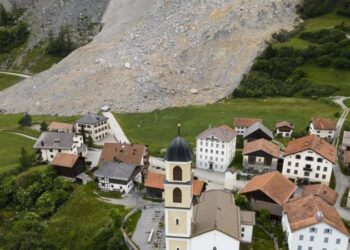 İsviçre’de bir köy heyelandan kıl payı kurtuldu