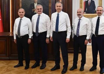 İçişlerinde beyaz gömleklerle işbaşı pozu