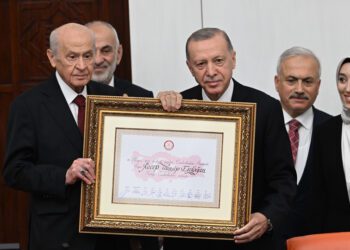 Yemin töreninde muhalefetten protesto