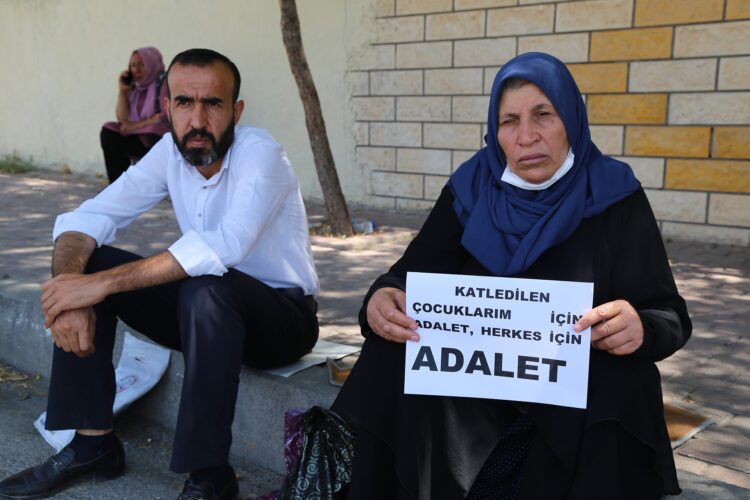 Adalet isteyen Emine Şenyaşar’a para cezası