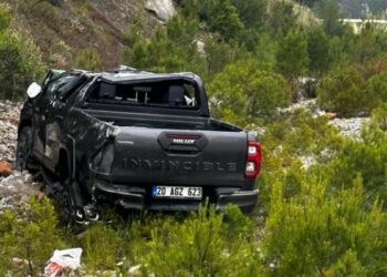 Eski bakan Nihat Zeybekci trafik kazasında yaralandı