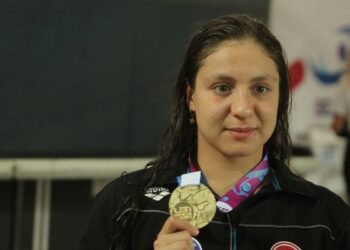 Milli yüzücü Merve Tuncel, Avrupa Şampiyonası’nda altın madalya kazandı