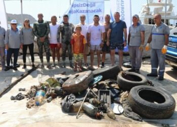 Bodrum’da deniz dibi temizliğinde 106 kilogram atık çıkarıldı