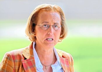 Almanya’da aşırı sağcı politikacıya dışkılı saldırı