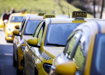 İstanbul’da yolcuları araçtan indiren taksiciye 4 bin 64 lira ceza kesildi