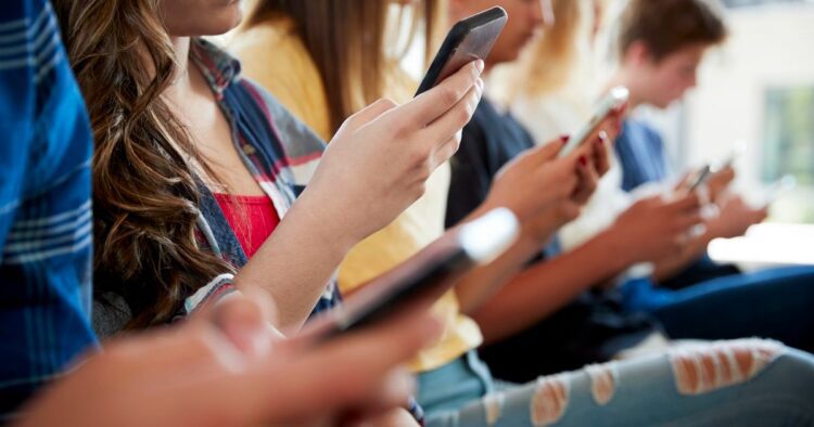 Öğrencilere vergisiz telefonun şartları netleşti