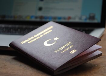İki gazeteciye AYM Üyesi Fidan’ın şikâyeti üzerine yurtdışı yasağı