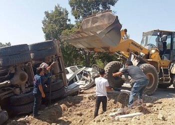 Freni boşalan kamyon cenaze namazı kılanların arasına daldı