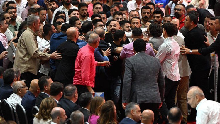 CHP İzmir İl Kongresi’nde iki grup arasında arbede