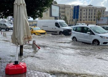 İstanbul’u sağanak vurdu! Göle dönen caddelerde araçlar kaldı, metro istasyonlarını su bastı