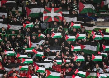 Celtic taraftarları binlerce Filistin bayrağı açtı