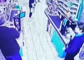 İstanbul’da bir erkek, kasiyer kadını darp etti