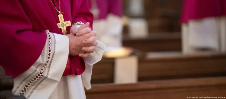 İspanya Katolik Kilisesinde 200 bin çocuğa istismar skandalı