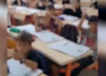 Para dağıttıkları depremzede çocukların videosunu çekmişler