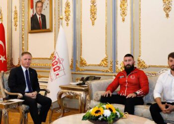 İş insanını döven boksörü ağırladı