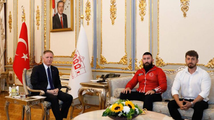 İş insanını döven boksörü ağırladı