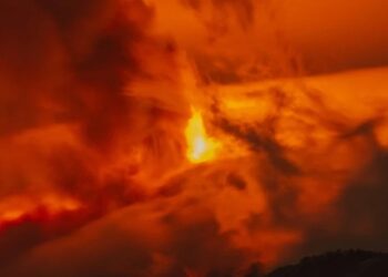 İtalya’da Etna Yanardağı yeniden faaliyete geçti