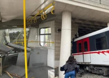 İzmir’de metronun son vagonu raydan çıkıp perona çarptı