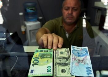 Dolar ve avro haftaya nasıl başladı? 