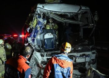 Kuzey Marmara Otoyolu’nda yolcu otobüsü ile tır çarpıştı