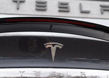 Tesla 120 bin 423 aracını daha geri çağırdı