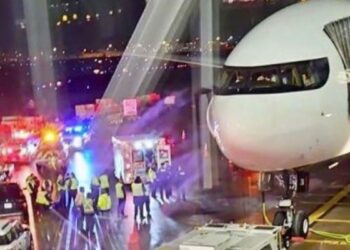 Uçağın kapasını açan yolcu aşağı düştü