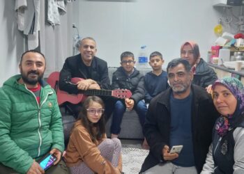 Haluk Levent, yeni yıla konteyner kentte kalan depremzedelerle girdi